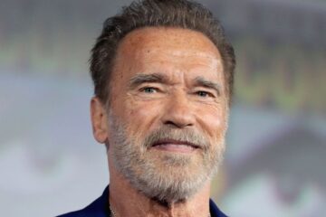 Twarz starszego Arnold Schwarzeneggera z siwą brodą