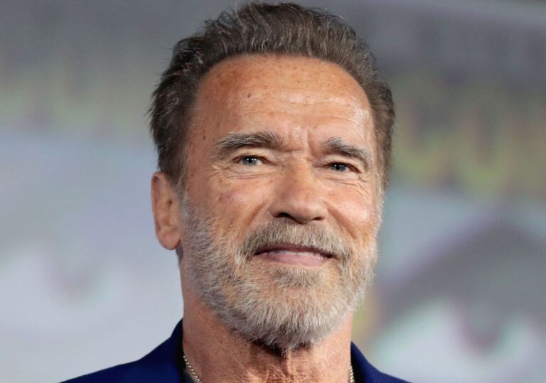 Twarz starszego Arnold Schwarzeneggera z siwą brodą